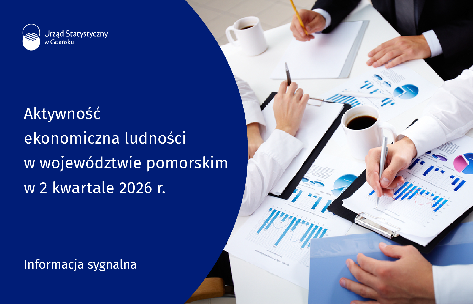 Po lewej stronie niebieskie tło, na górze logo Urzędu Statysycznego w Gdańsku, po środku tytuł opracowania sygnalnego, na dole rodzaj produktu, po prawej stronie zdjęcie - na zdjęciu dłonie trzech osób, jedna analizująca wykresy w notatniku, pozostałe dwie osoby trzymające długopis nad czystą kartką w notatniku.