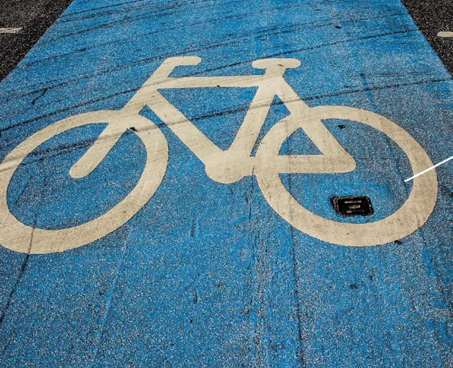 Infografika Europejski Dzień Bez Samochodu 2026 - na zdjęciuIkonka roweru na jasnoniebieskiej drodze