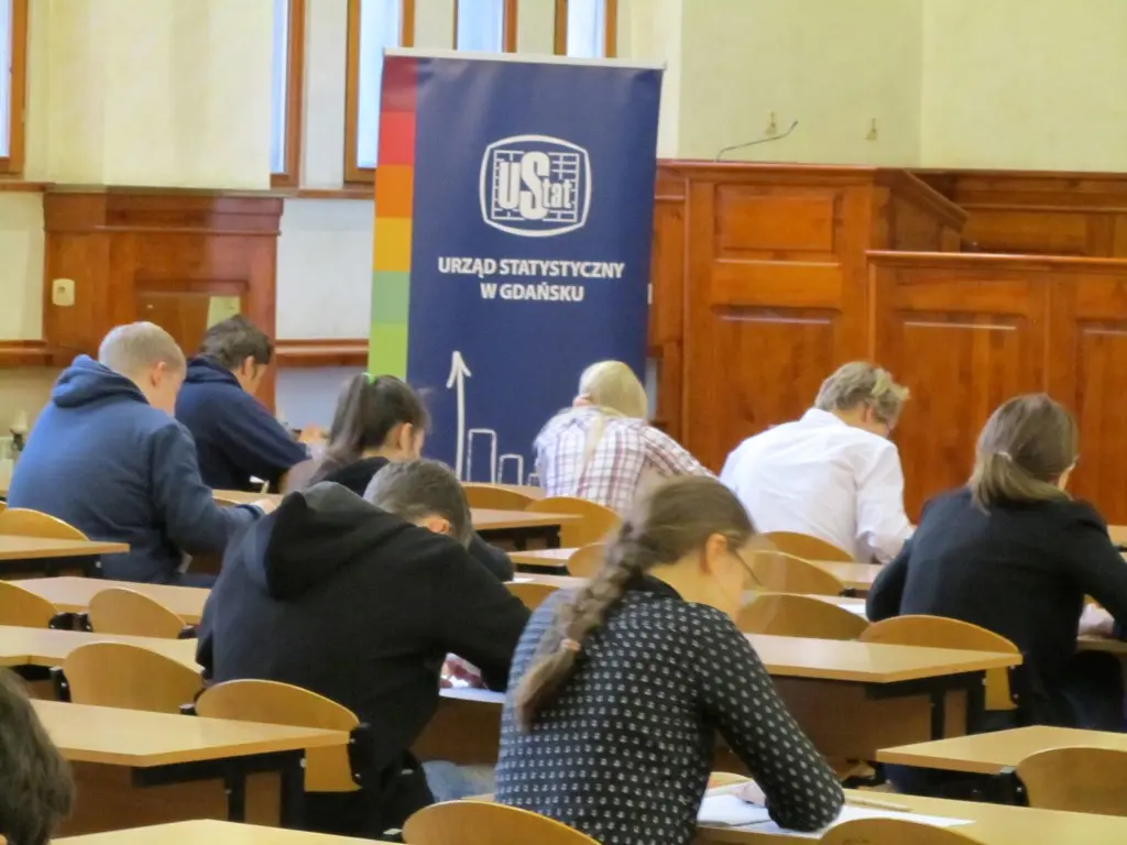 Osoby siędzące przy stolikach