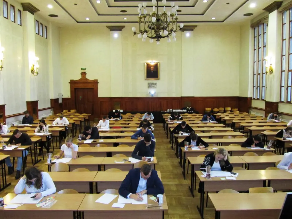 Sala wykałdowa, osoby siedzące w ławkach